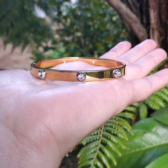 henri bendel Jewelry - Henri Bendel Gold w/Crystals💎 Bracelet